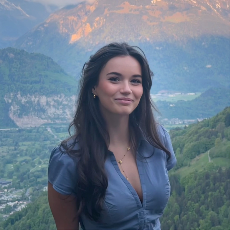 Léane Brooks, en extérieur devant les montagnes